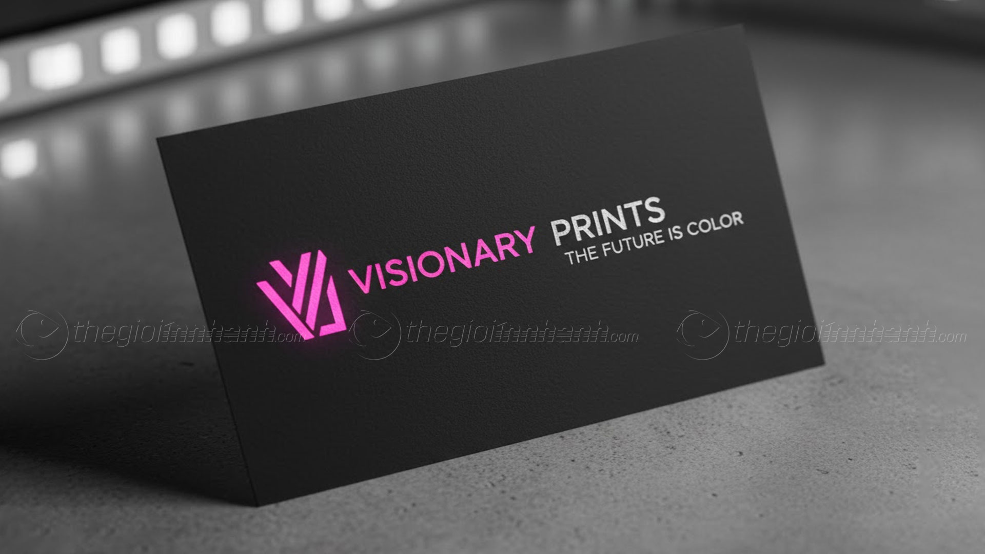 Ấn phẩm có sử dụng màu Pink huỳnh quang nổi bật, bắt mắt