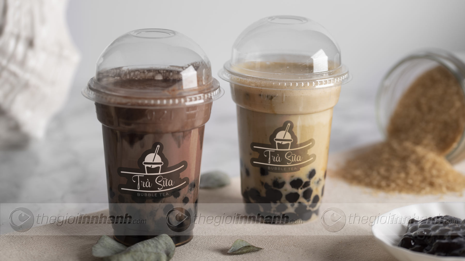 Tem dán ly nhựa trong suốt in mực trắng nổi bật